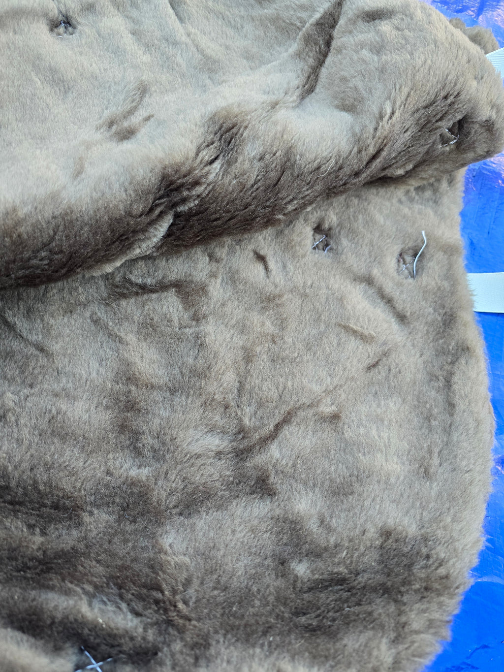 Braune Satteldecke aus Pelz