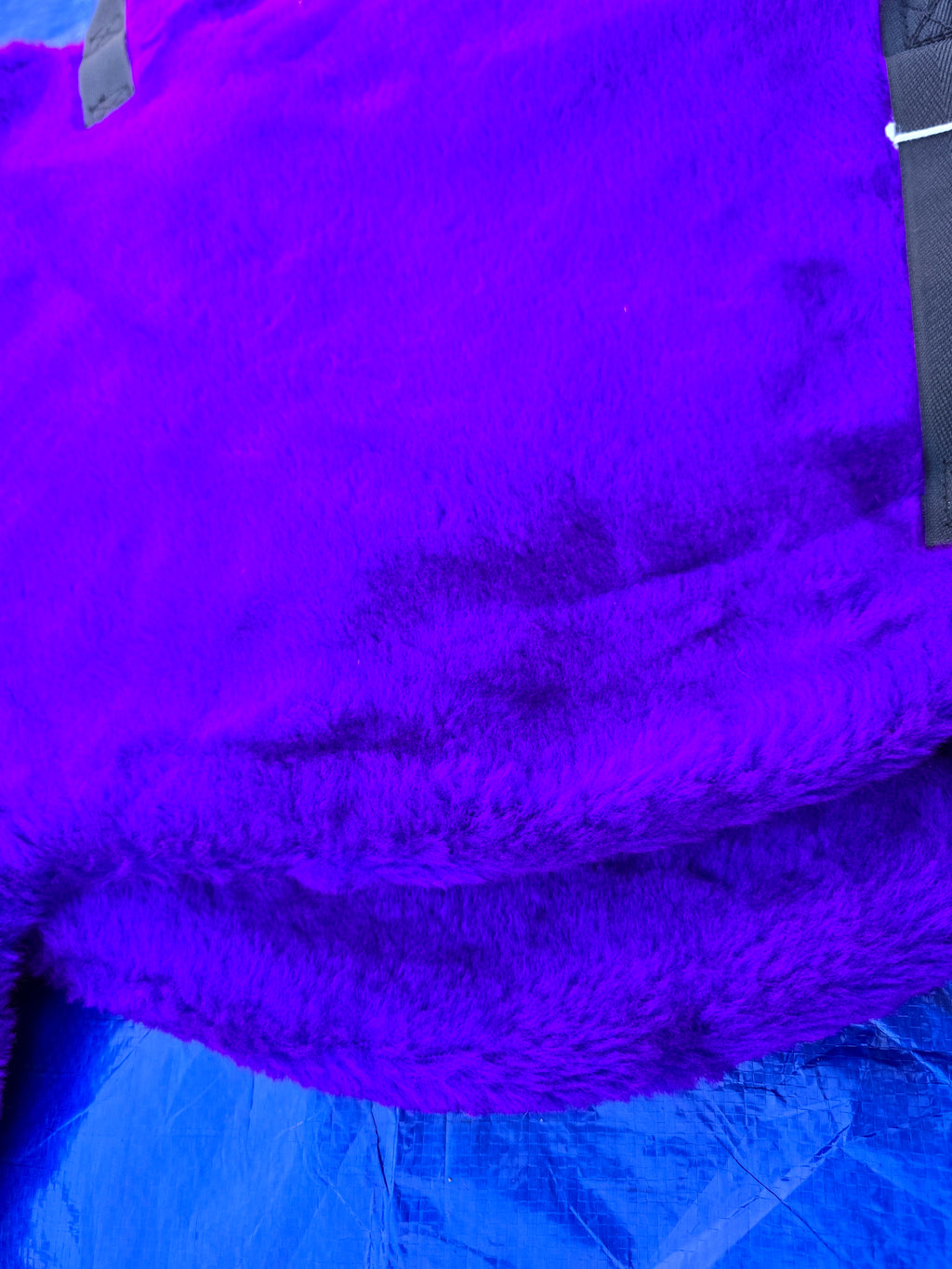 Satteldecke aus violettem Pelz