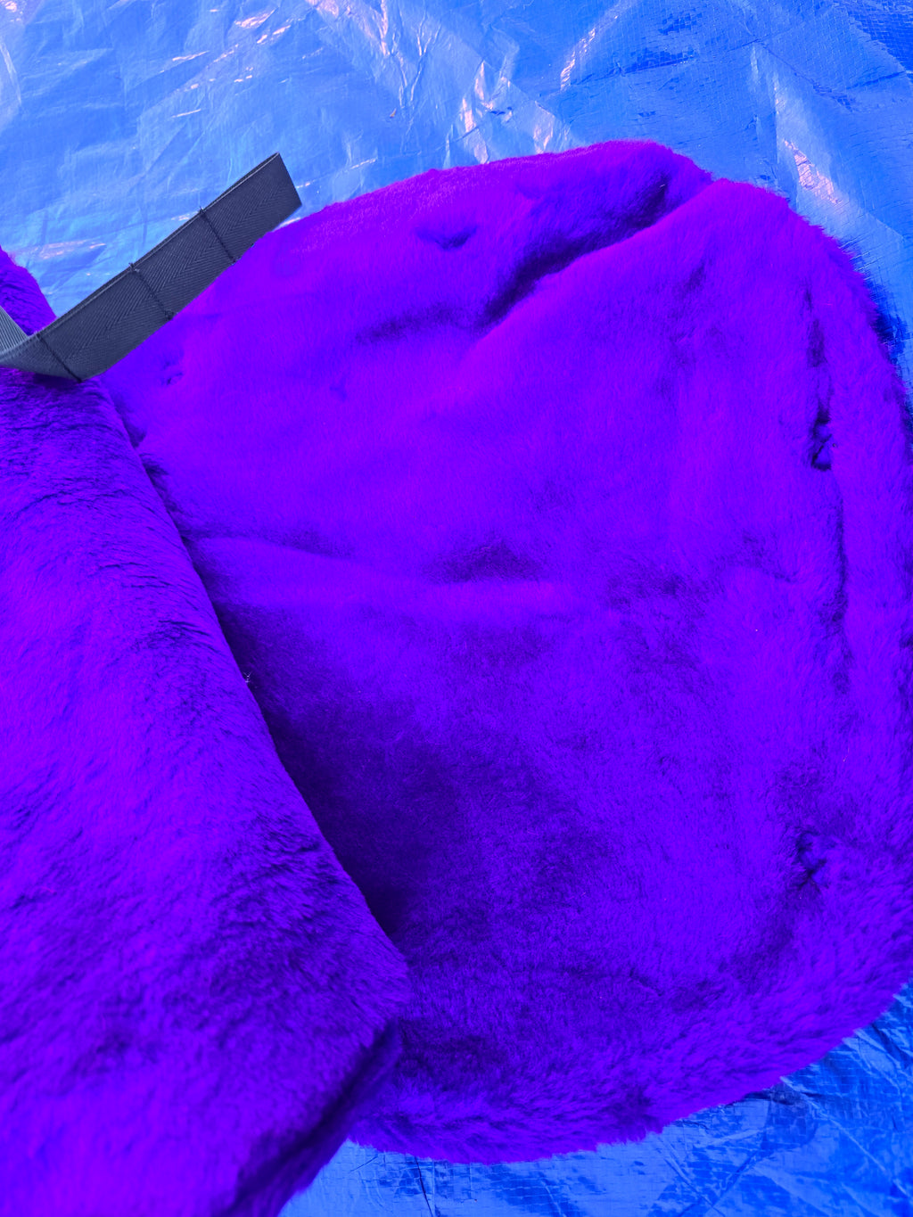Satteldecke aus violettem Pelz
