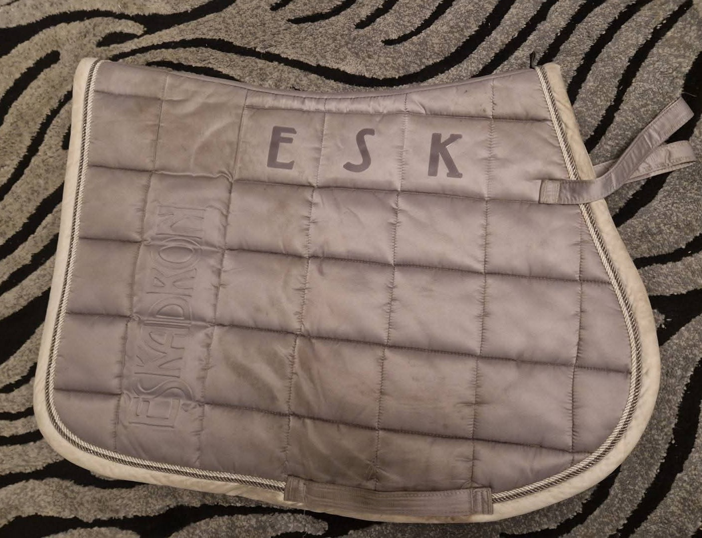 Czaprak ESKADRON VS FULL CS Big Square Glossy silver pearl, szary AW2018