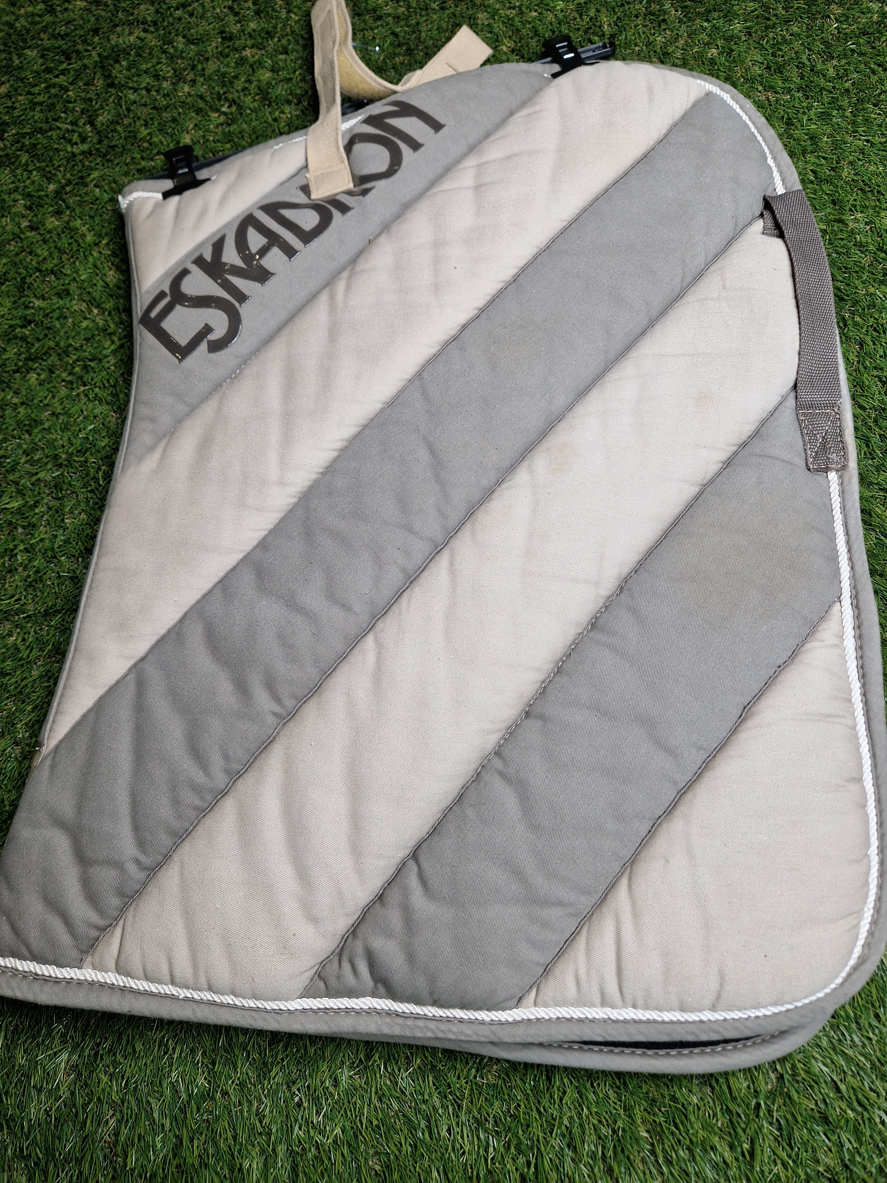 Czaprak eskadron pasiasty VS beżowy z szarym