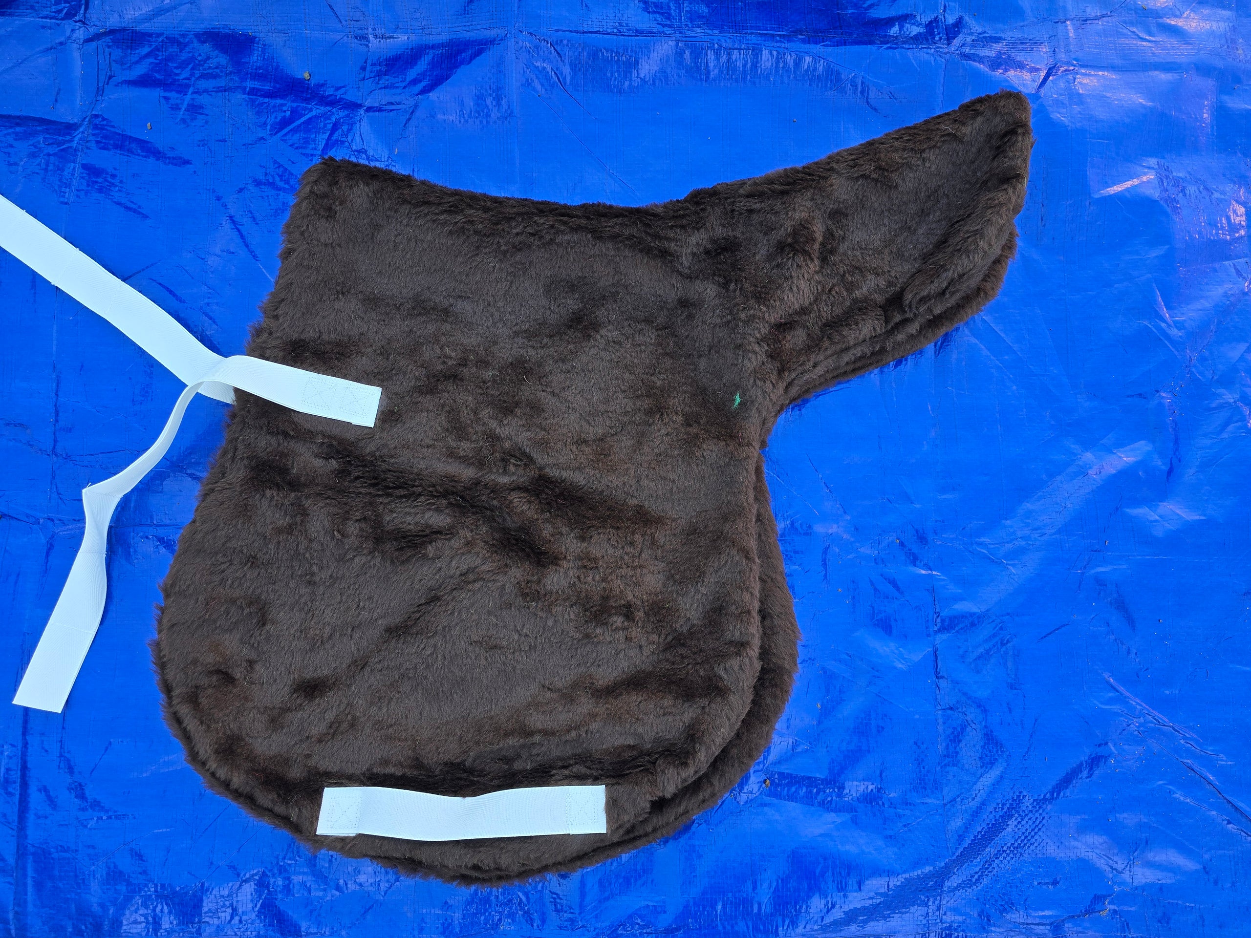 Schwarze Satteldecke aus Pelz, 16 Zoll