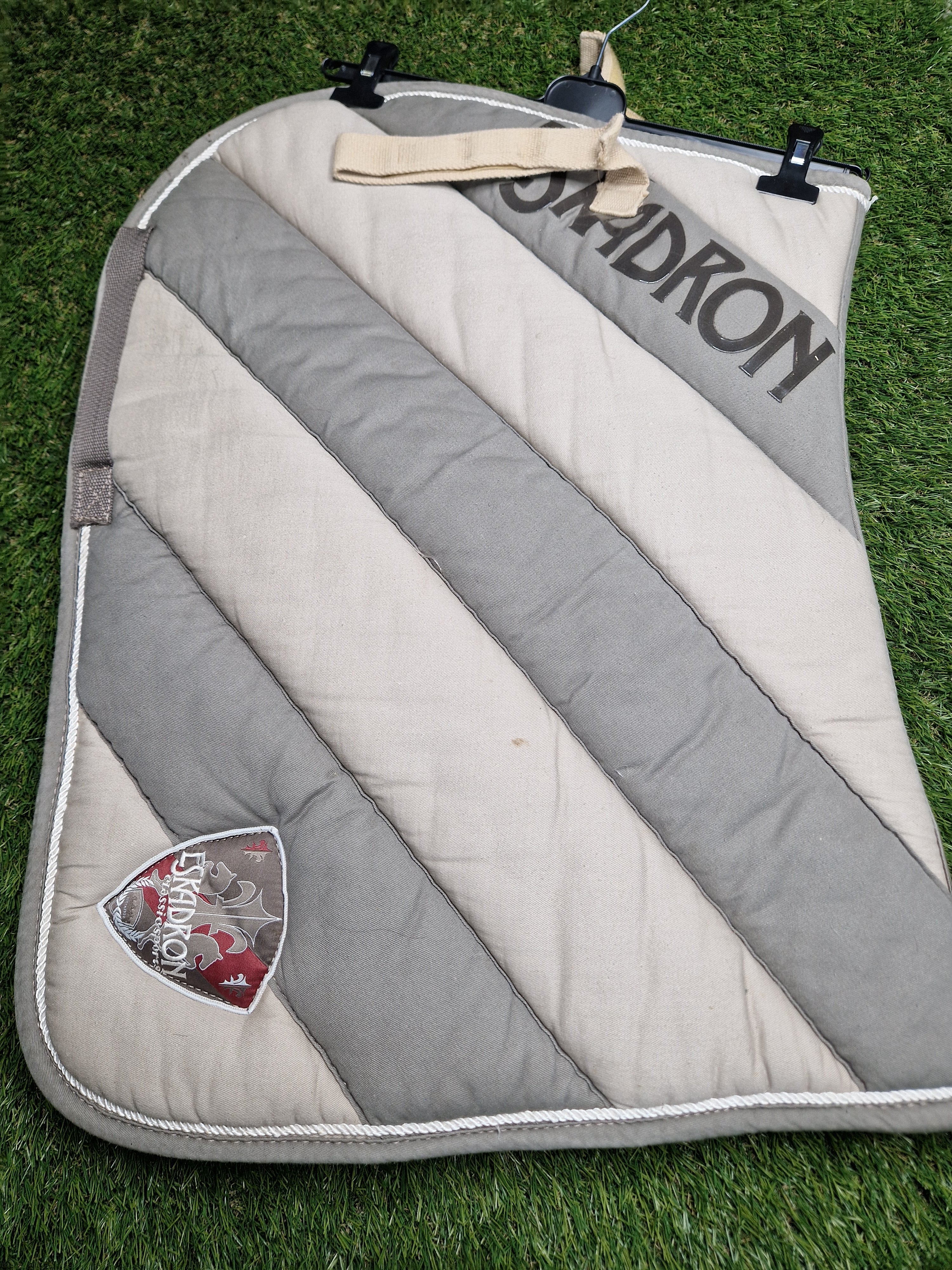 Czaprak eskadron pasiasty VS beżowy z szarym